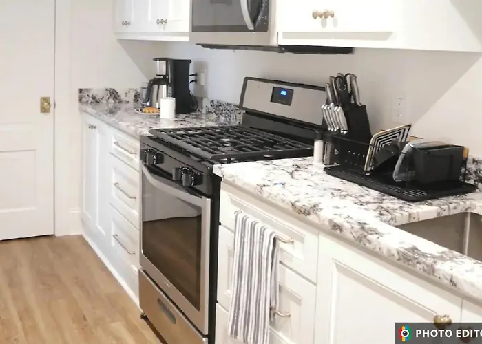 Entire Spacious Vacation Home - 1 Mile To All Attractions