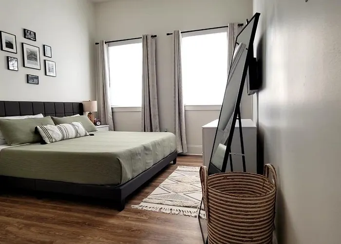 Entire Spacious Vacation Home - 1 Mile To All Attractions