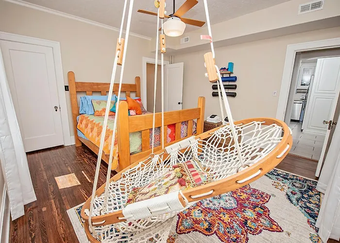 The Cherry St House|Dog Friendly |Sleeps 10 |Near Msu