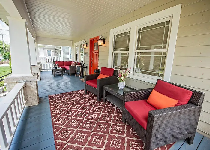 The Cherry St House|Dog Friendly |Sleeps 10 |Near Msu