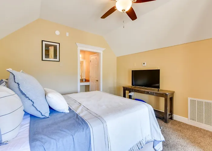 Spacious Springfield Home W/ Golf Course View!