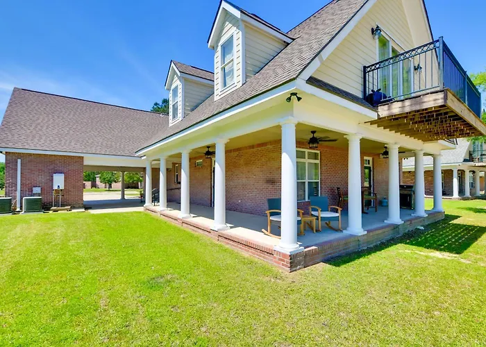 Spacious Springfield Home W/ Golf Course View!