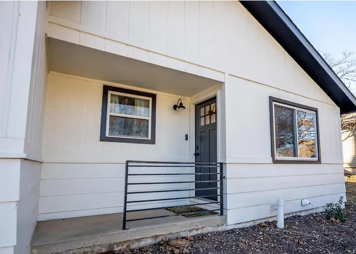 Main Retreat With King Bed In Master And Has Garage