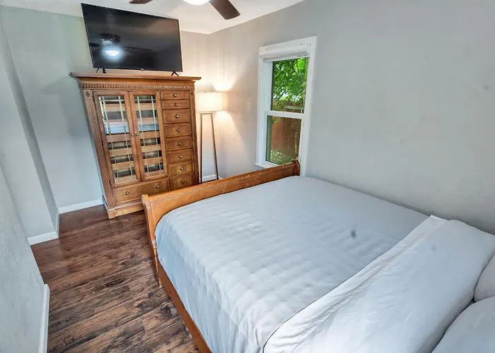 Cheerful 2-Bedroom With Convenient Expressway Access