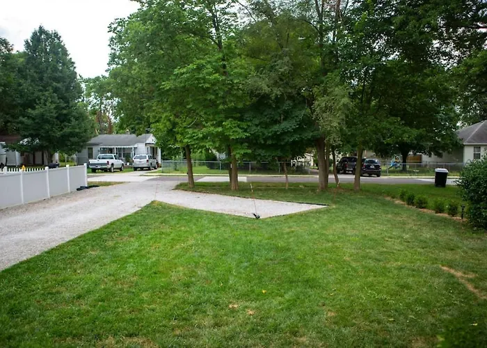 Cheerful 2-Bedroom With Convenient Expressway Access